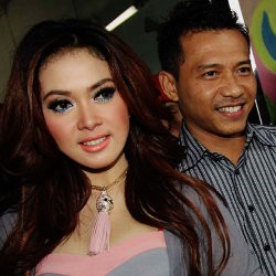 Syahrini Pilih Anang karena Saran Guru Spiritual?