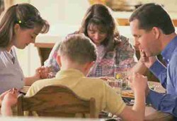 Sering Makan Bersama Keluarga Cegah Obesitas pada Anak