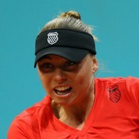 Azarenka Mudah, Zvonareva Susah Payah