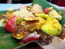 Sensasi Rasa Rujak Pedas Kolam Medan