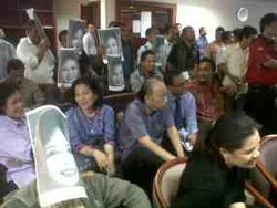 KY: Hakim Harus Tegur Pengunjung Bertopeng Nunun