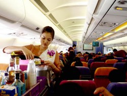 Sekuntum Anggrek untuk Tiap Penumpang Perempuan