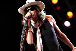 Steven Tyler Yakinkan Otobiografinya Berbeda dengan Biografi Aerosmith