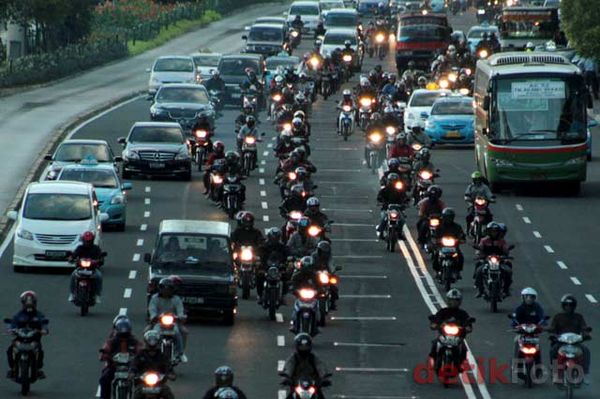 Banjir Kendaraan Pribadi, Salah Siapa