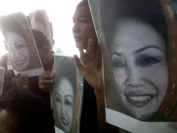 Nunun di Sidang Panda Nababan cs