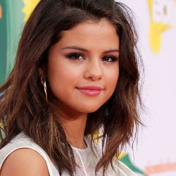 Selena Gomez Tak Mau Sembunyikan Kisah Cintanya