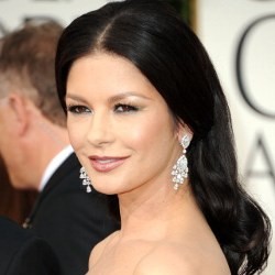 Catherine Zeta-Jones Makin Kurus Usai Terapi Gangguan Kejiwaan