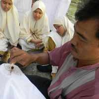 Siswi SMP Luqman Al Hakim Dikenalkan Membatik