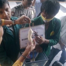 Desak Hindari Tebang Pilih, Mahasiswa Beri 5 Tikus ke KPK
