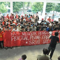 Pedagang Pisang Epe Duduki Kantor DPRD Makassar