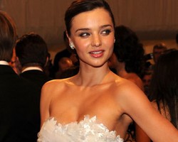 Miranda Kerr Tetap Seksi karena Menari