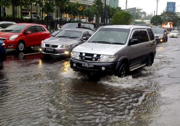 Hujan Deras, Kawasan Senayan Tergenang