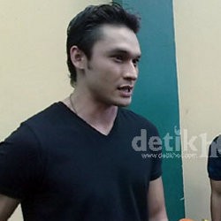 Briptu Norman Eksis, Indra Brugman Striptis