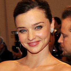 Miranda Kerr Bentuk Tubuh Dengan Menari