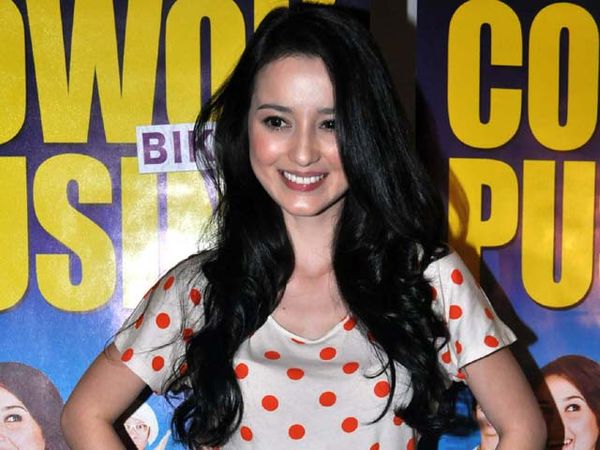 Julie Estelle Berbaju Polkadot
