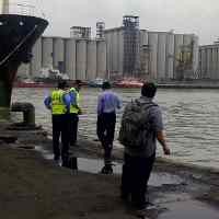 Diduga Hand Rem Tak Berfungsi, Truk Nyemplung Laut