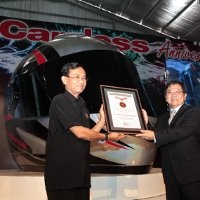 Dahsyat! Helm Raksasa Berukuran 2,5 Meter