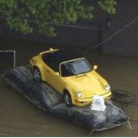 Porsche 911 Selamat dari Banjir Berkat Kasur!