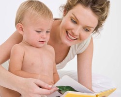 Trik Memperkenalkan Hobi Baca Pada Bayi