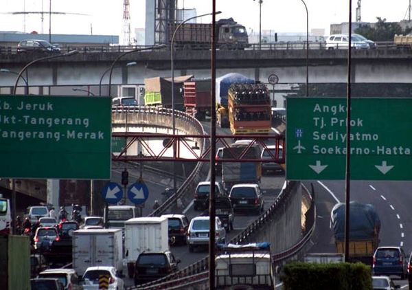 Tambah Jalan Urai Kemacetan, Mitos?