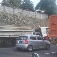 Truk Paku Bumi Belum Dievakuasi, Macet di Tol JORR Mencapai 5 Km