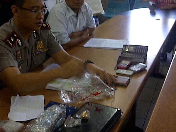 Mencuri, Anggota TNI dan Pacarnya Dibekuk