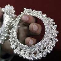 Harga Perak Jatuh 10%, Emas Ikut Merosot 3%