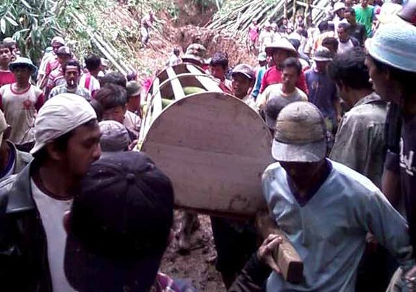 3 Warga Tewas Tertimbun Longsor 