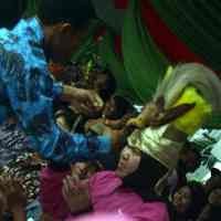 Peserta Pawai Asal Papua Beri Mahkota Cendrawasih