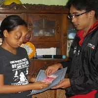 Sumbangan Penderita Tumor Mata Asal Lamongan Diserahkan