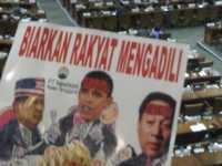 3 Pria Berpakaian Necis Gaduhkan Paripurna DPR