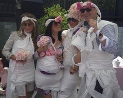 Gelar Baby Shower, Victoria Beckham Pakai Gaun Kertas