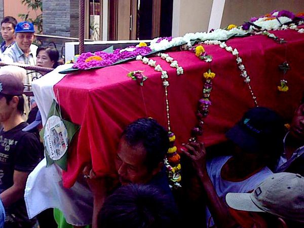Jenazah Pramugari Merpati Dimakamkan