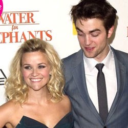 Ups, Robert Pattinson Intip Belahan Dada Reese Witherspoon