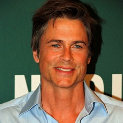 Kecanduan Seks, Rob Lowe Sarankan Charlie Sheen Masuk Rehabilitasi