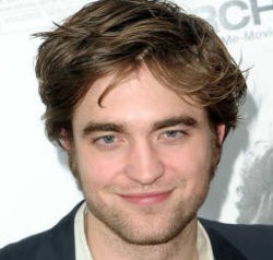 Robert Pattinson Lebih Suka Nonton DVD di Rumah