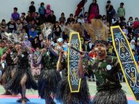 Tari Perang Suku Asmat Hibur Warga Libanon