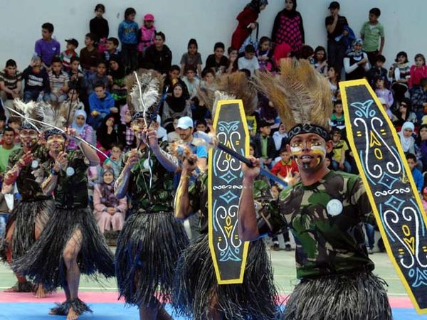 Tari Perang Suku Asmat Hibur Warga Libanon