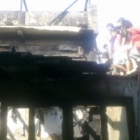 Warga Berjibaku Padamkan Api yang Melalap Rumah Oman