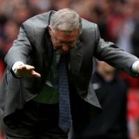 Fergie pun Membungkuk di Depan Pendukung