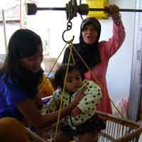 Berbelanja Sambil Periksa Kesehatan Anak di Alfamart