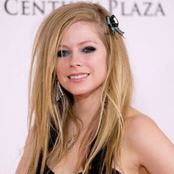 Demi Keamanan, Avril Lavigne Tunda ke Jakarta