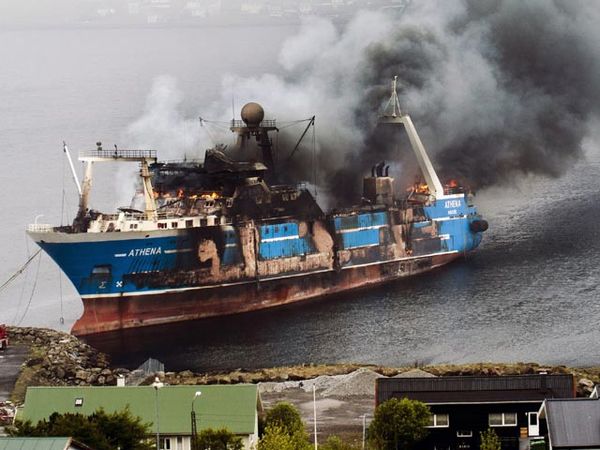 Kapal Nelayan Terbakar di Faroe