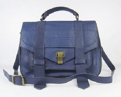 2 Postman Bag Ini Jadi Favorit Selebriti