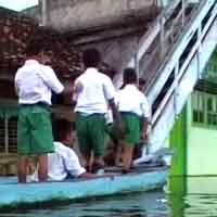 Dikepung Banjir, Tiga SD di Lamongan Tetap Gelar UN