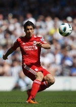 Gerrard: Suarez Bisa Lebih Baik dari Tevez