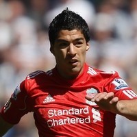 Gerrard: Suarez Bisa Lebih Baik dari Tevez