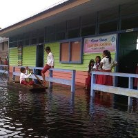 Kutai Banjir, Siswa SD Kayuh Perahu Sampai Pintu Kelas