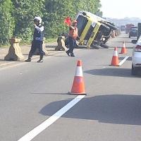 Pelebaran Jalan & Truk Terguling Buat Tol Jagorawi Mengular