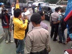  Mahasiswa UKI Cs Demo di Tengah Jalan, Cililitan-Cawang Macet Parah